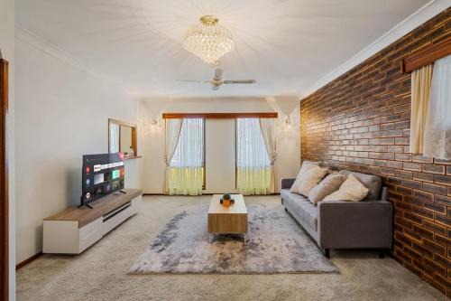 4BR Garden Patio Retreat Near Food Shops and Transit