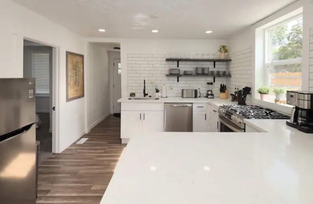 4BR Home, 3min to dtwn, hiking, 30 min to MTNs/Ski