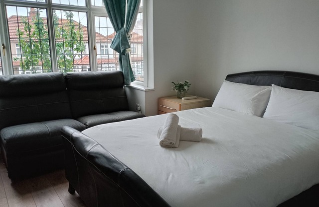 4BR Home Family/Work Stay London