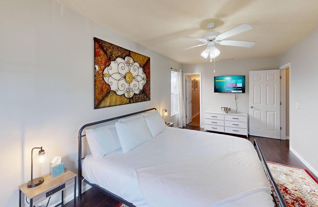 Midweek Saver! 4BR Retreat Close to Downtown