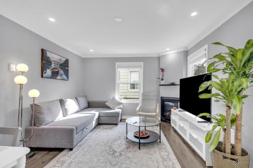 4BR Home with 2 bath Near YYZ Airport 7 minutes