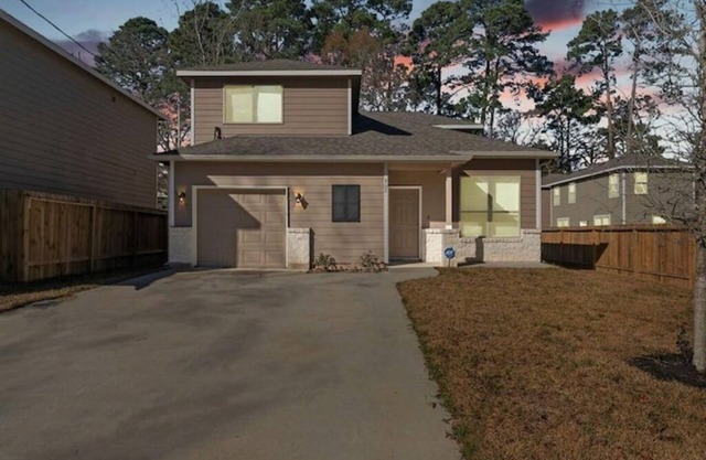 4BR house in Montgomery w/ WiFi, AC, 10 mins Lake Conroe, Sleeps 12