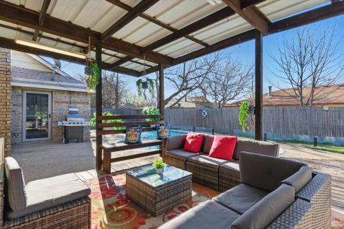 4BR House with Pool near Stadium & DFW
