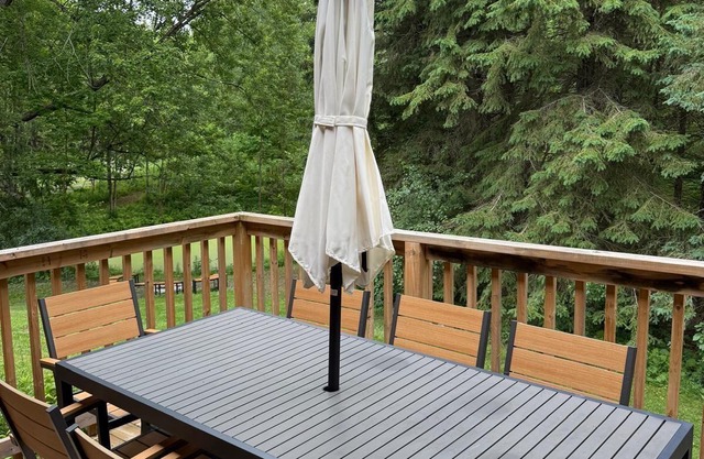 4BR Luxury cottage on 5 acres in King City W/hot tub, sauna, fire pit &pond.