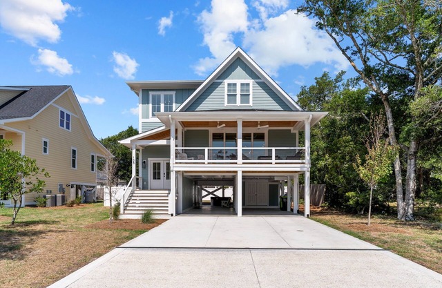 4BR Luxury Retreat w/ Hot Tub Near Beach, Dining & More