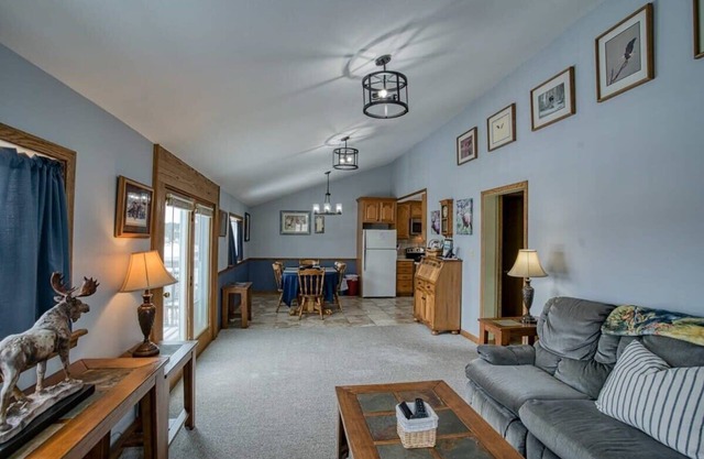 4BR Mountain Retreat w/ Balcony Near Mineral Trail
