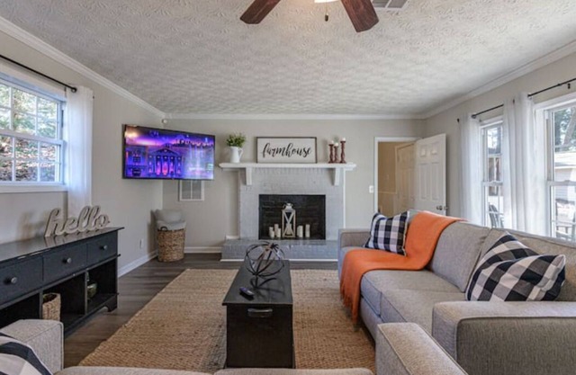 4BR Ranch Style Home A Mile From Historic Downtown