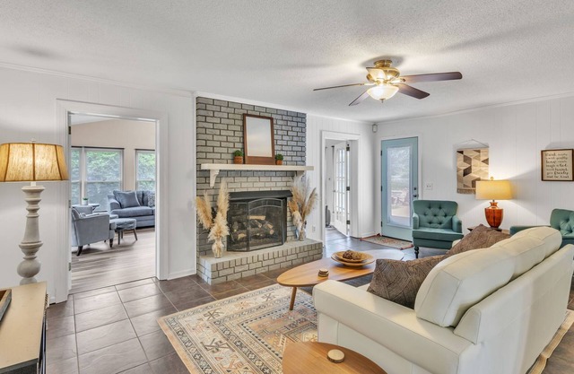 4BR Stay: Pet-Friendly, Sunroom, Fence & Fire Pit