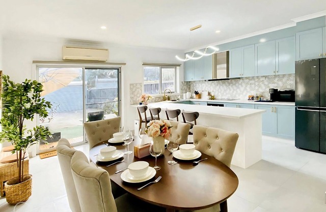 4BR Townhouse Near Coles, Parks, BBQ & Parking – Perfect for Families & Groups