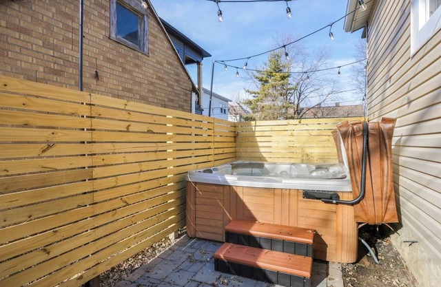 4BR w/ Hot Tub + Patio | Walk to German Village