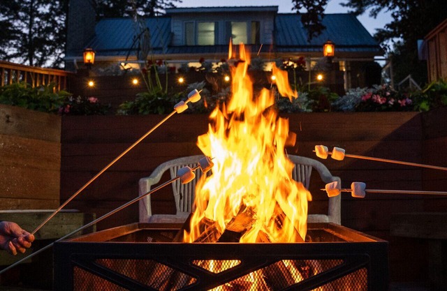 4BR Waterfront Retreat w/Barrel Sauna & Firepit