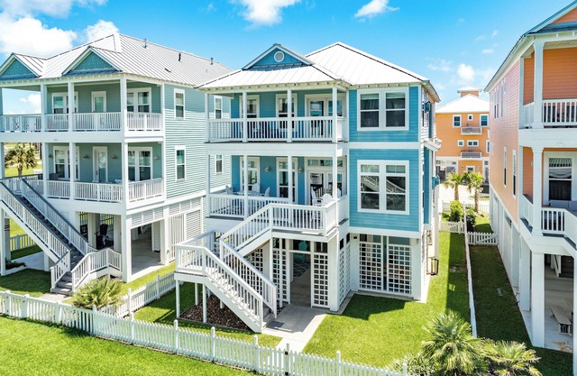 4th Row Beachside Home w/ 4 Decks, Gulf Views, Chef's Kitchen - 9 mi to Downtown