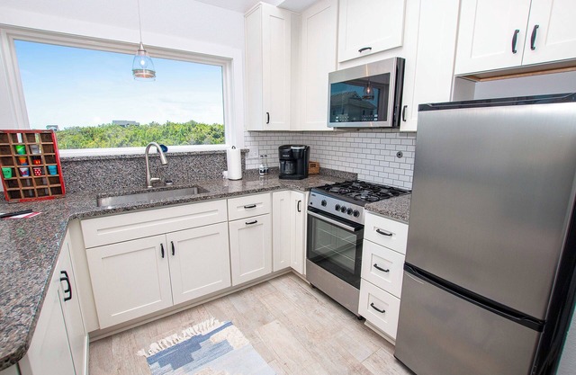4x2279B, Charming Tiny Cottage- Oceanside, Covered Deck