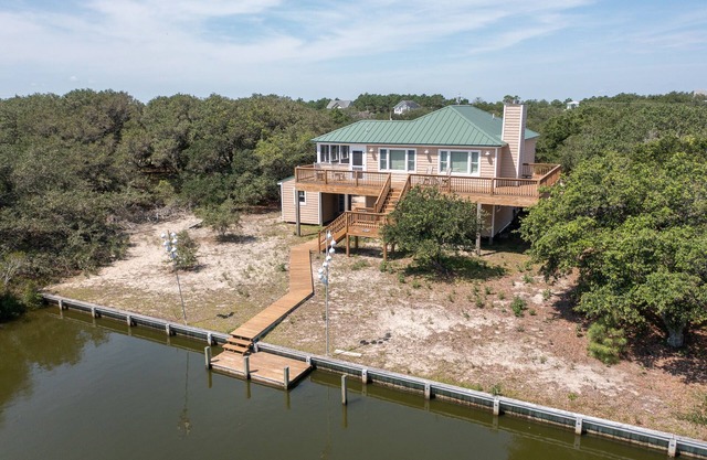 4x4 Carova, WaterFront, Dock, Wild Horses, Hot Tub