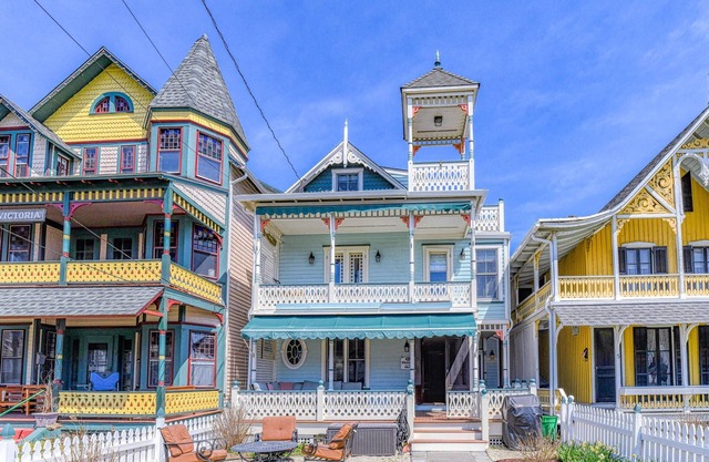 5 1/2 EMBURY - BEACH BLOCK BEAUTY with 3 Oceanview Porches