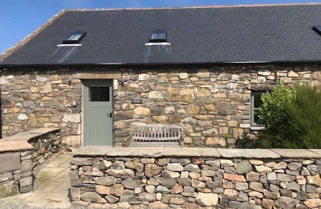 Cabaña de piedra de 5 * 3 habitaciones configurada para vivir al revés