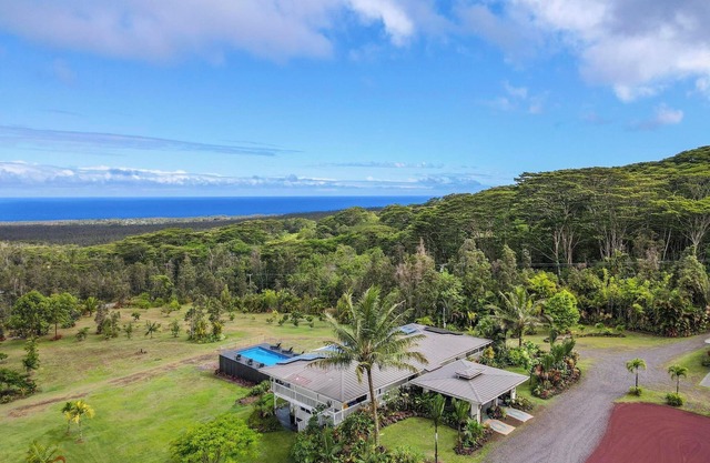 ¡Relájate con las impresionantes vistas del océano y la puna en 5 acres de exuberante paisaje tropical!