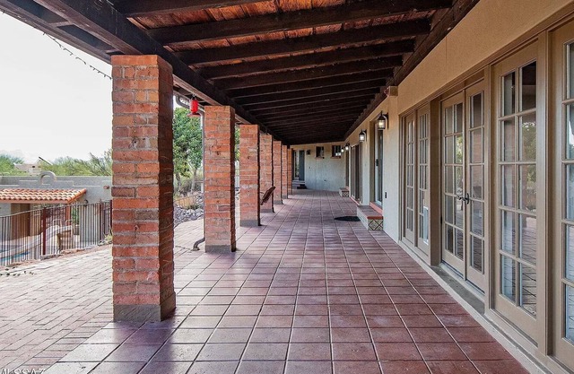 5 acre Mexican Hacienda Ranch & Pool house, Basketball Court, dog friendly