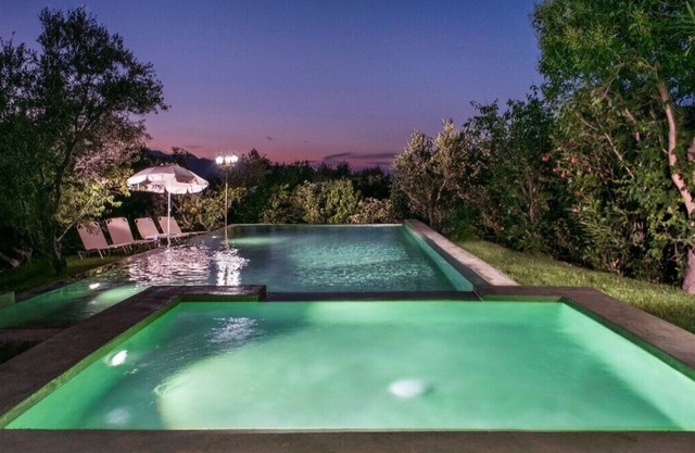 Propiedad de 5 bd, cómoda, vista increíble, piscina
