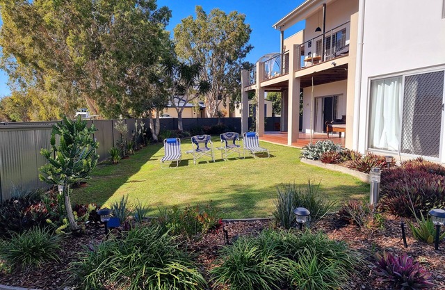 5 BD quiet Serenia Beach on the corner- Pet friendly-Aircon , Wi fi , kayaks