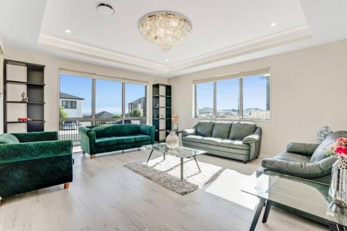 5 BDR Flat Bush Mansion - Central Aircon, Fast WiFi, Pool Table, Netflix and More!