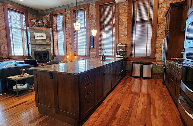5 BDR | Style, Luxury & Comfort | Ideal Location