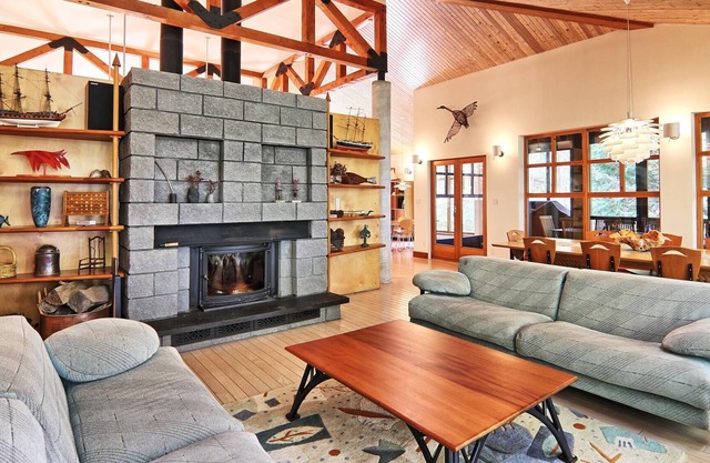 5 bdrm, 3 bath, Lake Muskoka, Guest Cottage! Private! Sunsets!