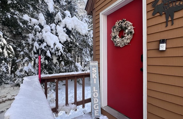 5 bdrm, 3 levels, 5 min Attitash Mt, 6 miles storyland, pool, a/c, grill