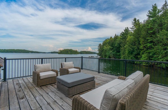 5 bdrm, 4 bath, Lake Joe Island Property! Boathouse!