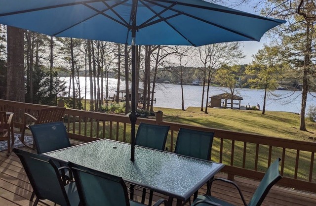 5 Bdrm, Amazing Sunsets, deck, flat yard, dock, boathouse, beach, kayaks...