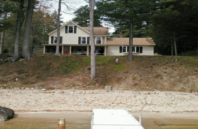 Hermosa casa frente al lago en el lago Sebago, 100 pies de la playa de arena
