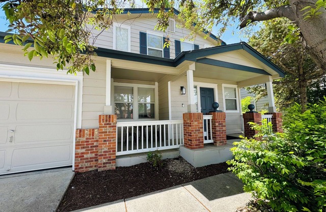 5 bdrms; King Beds, 2 kitchens; Dine/Shop/Scenic Trail; Easy Access to Downtown!