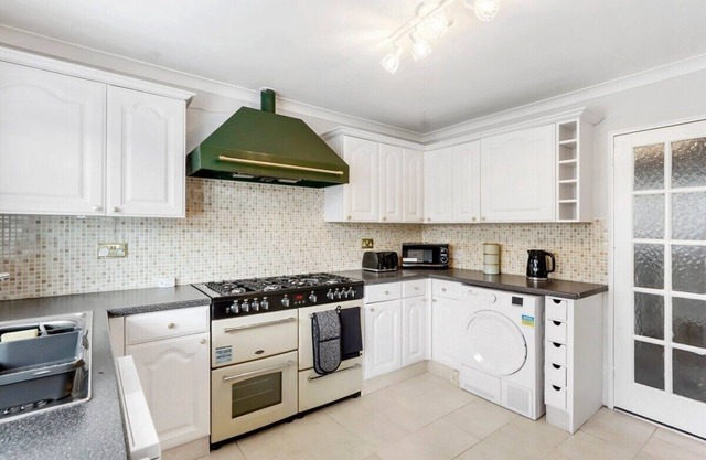 5 Bed - 2 Bath - Detached house - Parking for 4