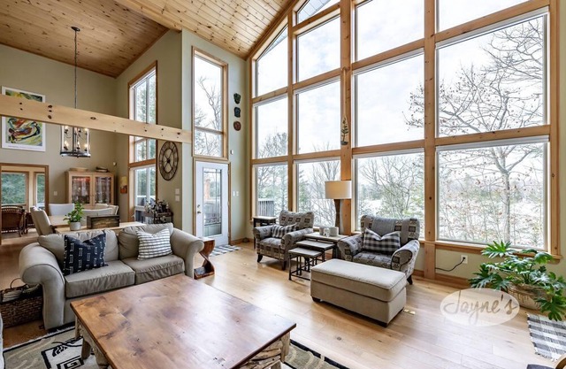 5 bed 4 bath cottage on Stewart Lake! Sunset! Privacy! Electric Car Charger!