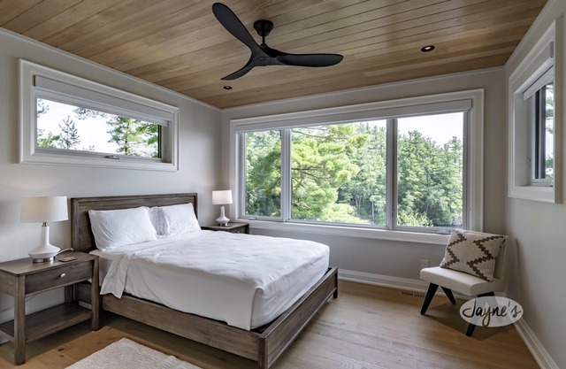 5 bed 4 bath cottage on Lake Rosseau
