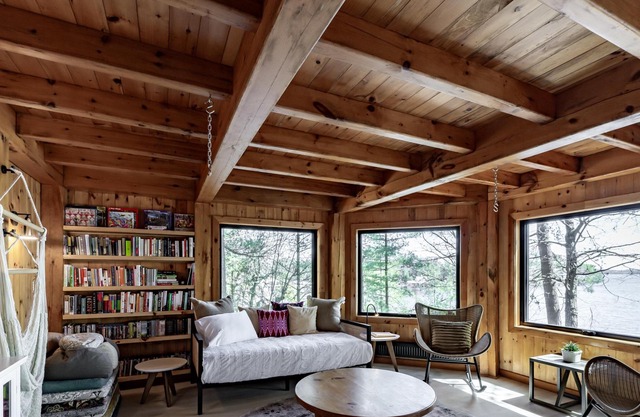 5 bed 5 bath cottage on Lake Rosseau includes Boathouse w/living quarters