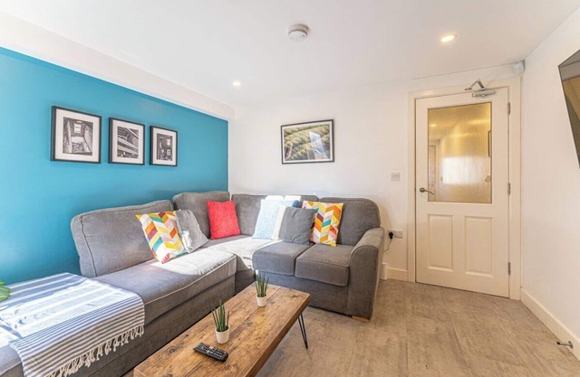 5 bed/5ensuite house with garden and parking