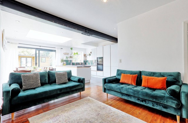 5 Bed, Garden, Parking with sofa Bed