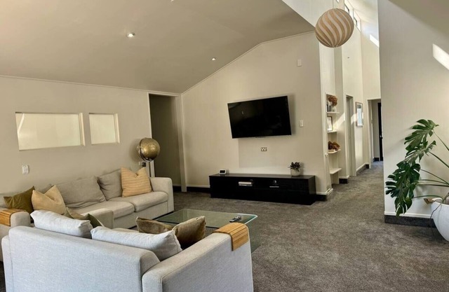 5 bed house centre of Havelock
