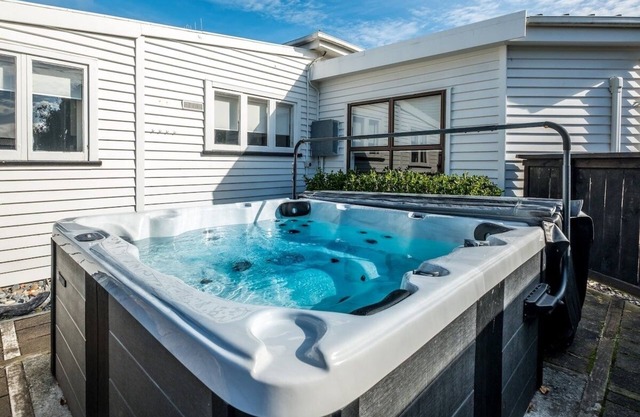 5-Bed (own bathrooms) Villa & Hot Tub