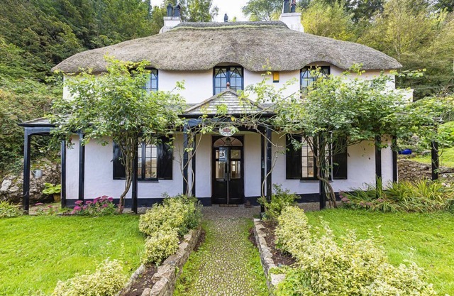 5 Bed - Rose Cottage - Sleeps 9 guests in 5 bedrooms