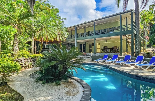 5-Bedrm Family Oasis: Private Lodge w Pool, Sleeps 14, 3 Apartments, Free WIFI