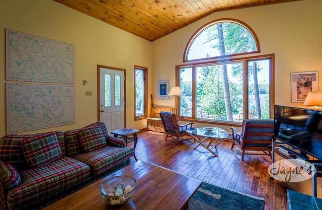 5 bedroom, 2 bath, Eilean Gowan Island, Lake Muskoka! Minutes to Bracebridge!