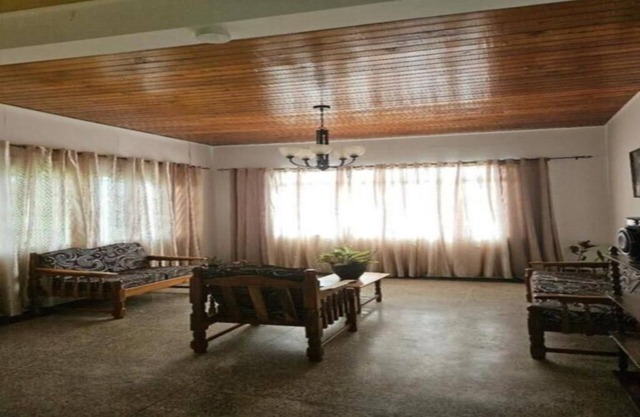 5-bedroom, 2 baths house with WiFi, AC in Woodbrook. Near many mas camps.