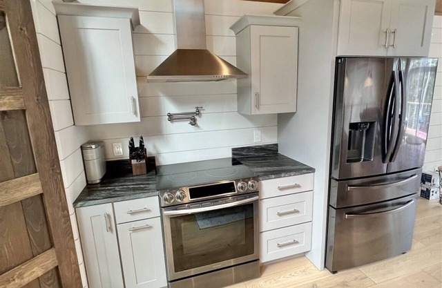 5 BEDROOM 3 BATH JUST 2 MILES FROM THE CAUSEWAY