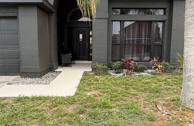 5-bedroom 3-bathroom house with Pool, in gorgeous Davenport. Close to parks