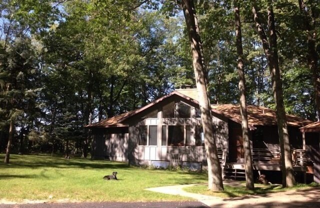 5 dormitorios, 4 baños con vistas al lago Portage y acceso a la playa.