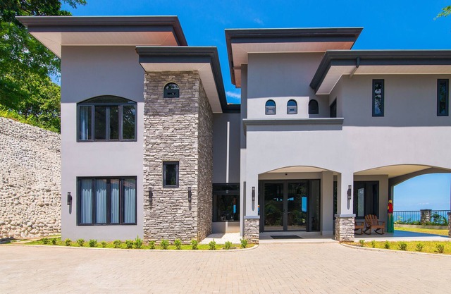5 Bedroom 5 bathroom Luxury Home, with optional apartment above the garage
