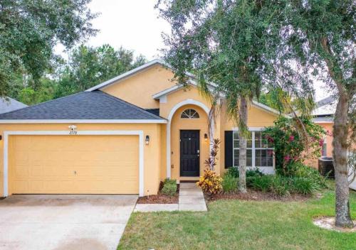 5 bedroom, 7 bed , 3 bathroom Midterm Rental Home with Pool and Game room, near Disney