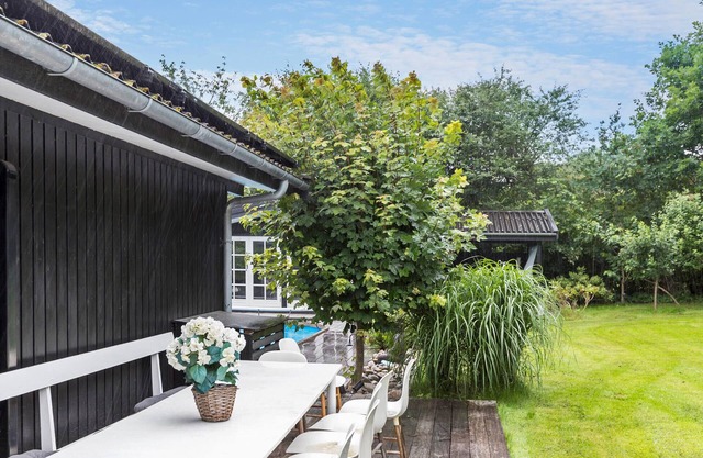 5 bedroom accommodation in Dronningmølle
